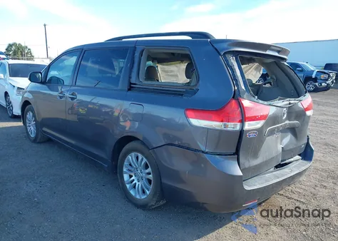 2013 Toyota Sienna Xle V6 8 Passenger z USA, uszkodzony, nr VIN 5TDYK3DCXDS299017